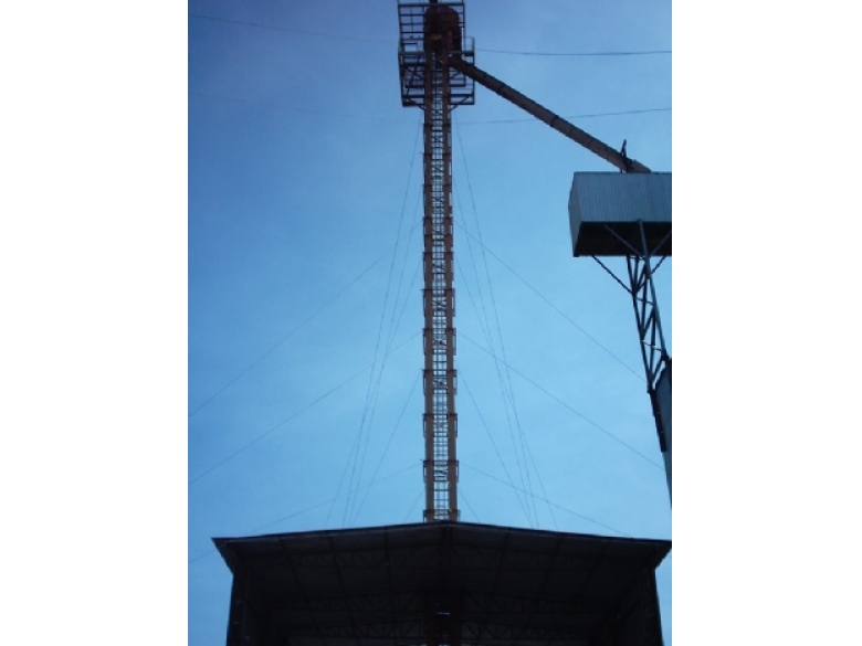 Elevador 51 mts altura capacidade 150 ton/h KW